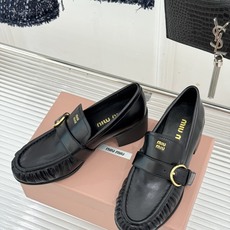 MiuMiu/缪缪26WF新品字母 复古皮带扣粗跟乐福鞋 金属扣拉满复古学院感 羊京身细腻有质感 鞋面印标志性logo MiuMiu/缪缪26WF新品字母 复古皮带扣粗跟乐福鞋 金属扣拉满复古学院感 羊京身细腻有质感 鞋面印标志性logo