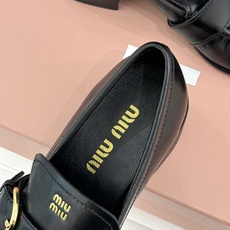 MiuMiu/缪缪26WF新品字母 复古皮带扣粗跟乐福鞋 金属扣拉满复古学院感 羊京身细腻有质感 鞋面印标志性logo MiuMiu/缪缪26WF新品字母 复古皮带扣粗跟乐福鞋 金属扣拉满复古学院感 羊京身细腻有质感 鞋面印标志性logo