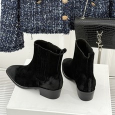 Celine /塞琳26WF新品复古 做旧粗跟切尔西短靴 复古做旧牛皮肌理出众 粗跟稳当走路毫不费力 弹力靴筒贴合脚踝线 Celine /塞琳26WF新品复古 做旧粗跟切尔西短靴 复古做旧牛皮肌理出众 粗跟稳当走路毫不费力 弹力靴筒贴合脚踝线