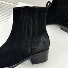 Celine /塞琳26WF新品复古 做旧粗跟切尔西短靴 复古做旧牛皮肌理出众 粗跟稳当走路毫不费力 弹力靴筒贴合脚踝线 Celine /塞琳26WF新品复古 做旧粗跟切尔西短靴 复古做旧牛皮肌理出众 粗跟稳当走路毫不费力 弹力靴筒贴合脚踝线