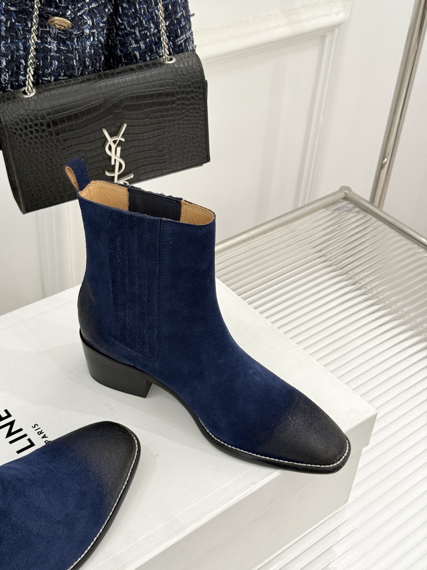 Celine /塞琳26WF新品复古 做旧粗跟切尔西短靴 复古做旧牛皮肌理出众 粗跟稳当走路毫不费力 弹力靴筒贴合脚踝线