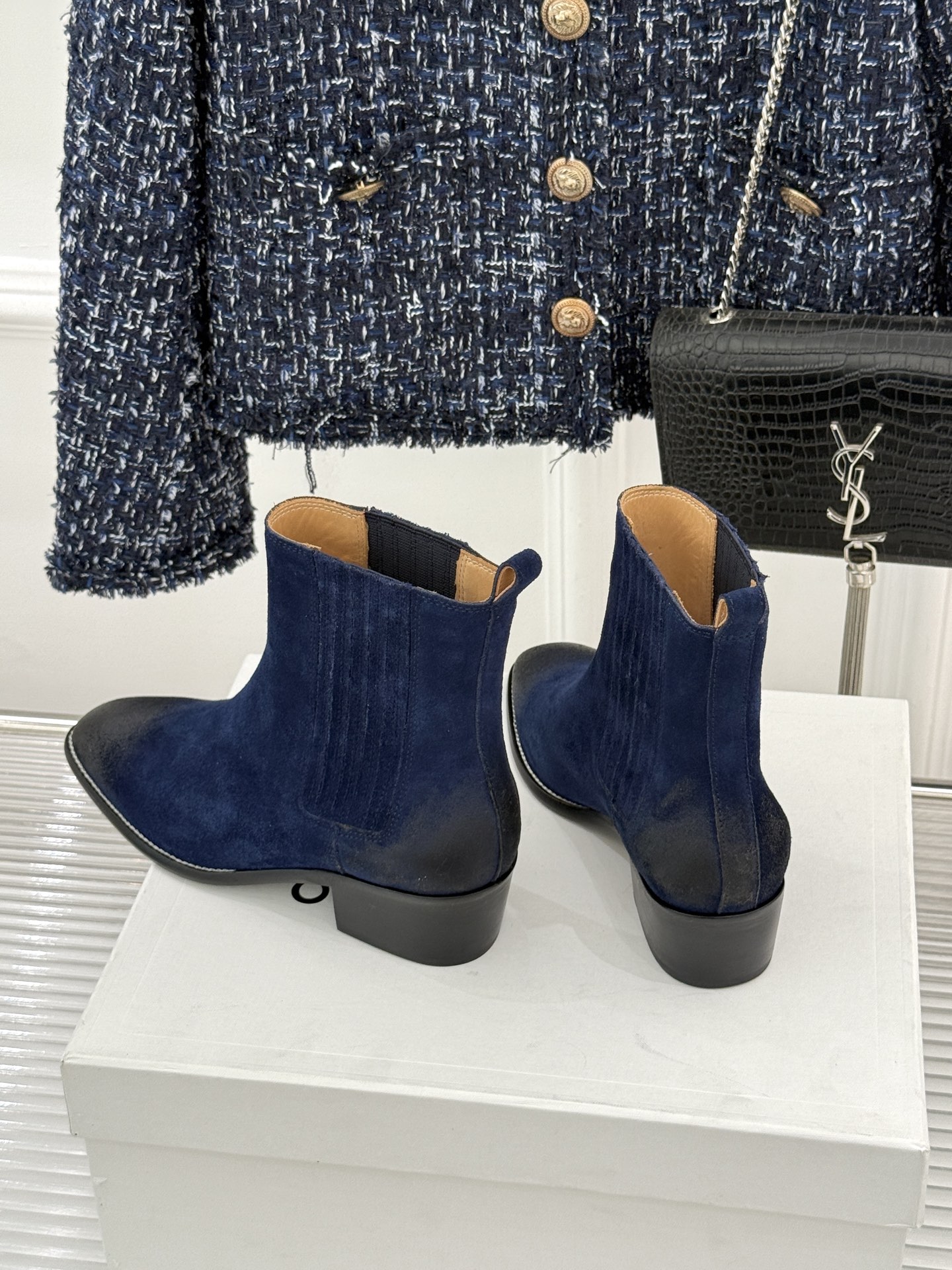 Celine /塞琳26WF新品复古 做旧粗跟切尔西短靴 复古做旧牛皮肌理出众 粗跟稳当走路毫不费力 弹力靴筒贴合脚踝线