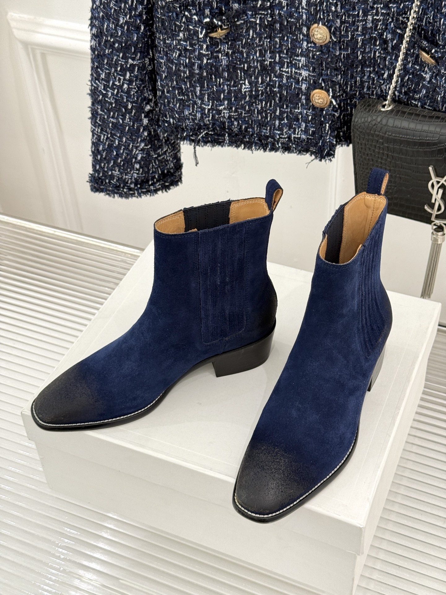 Celine /塞琳26WF新品复古 做旧粗跟切尔西短靴 复古做旧牛皮肌理出众 粗跟稳当走路毫不费力 弹力靴筒贴合脚踝线
