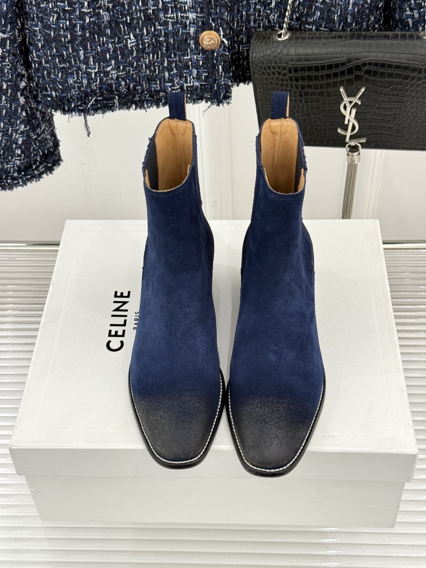 Celine /塞琳26WF新品复古 做旧粗跟切尔西短靴 复古做旧牛皮肌理出众 粗跟稳当走路毫不费力 弹力靴筒贴合脚踝线