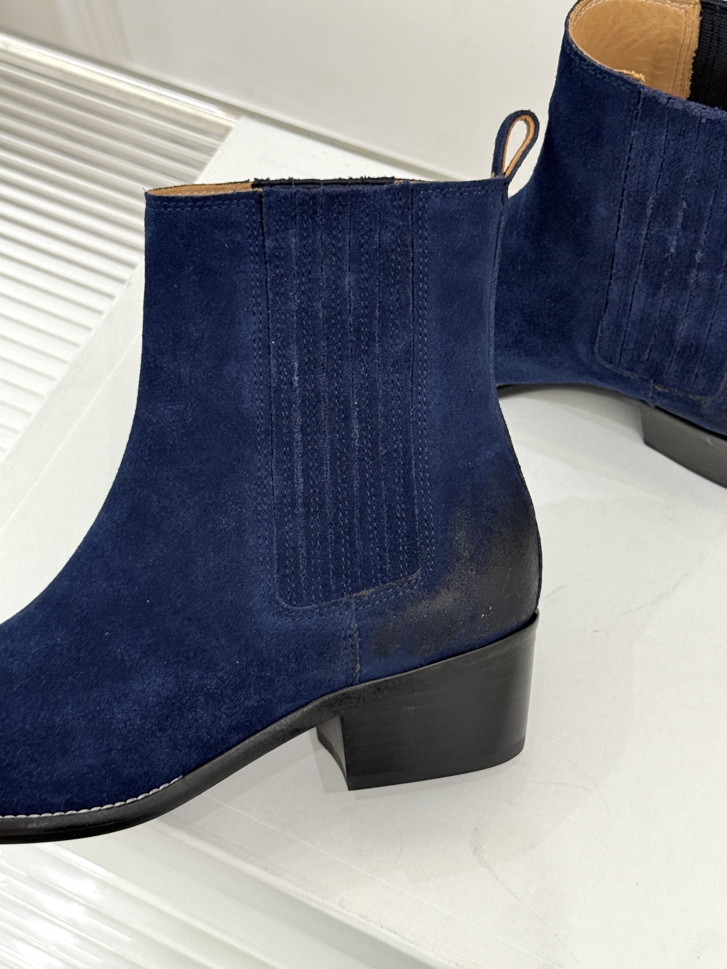 Celine /塞琳26WF新品复古 做旧粗跟切尔西短靴 复古做旧牛皮肌理出众 粗跟稳当走路毫不费力 弹力靴筒贴合脚踝线