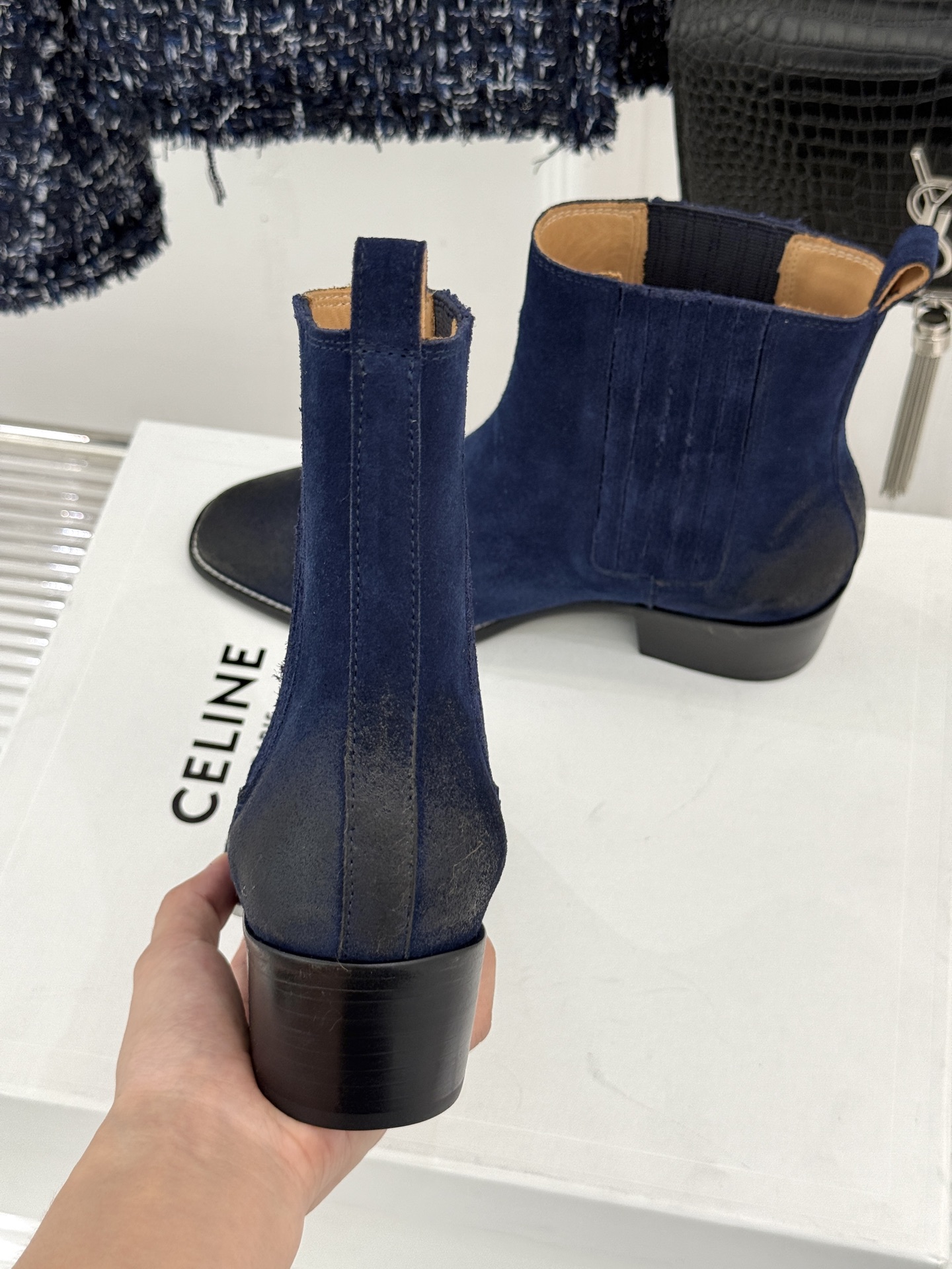 Celine /塞琳26WF新品复古 做旧粗跟切尔西短靴 复古做旧牛皮肌理出众 粗跟稳当走路毫不费力 弹力靴筒贴合脚踝线