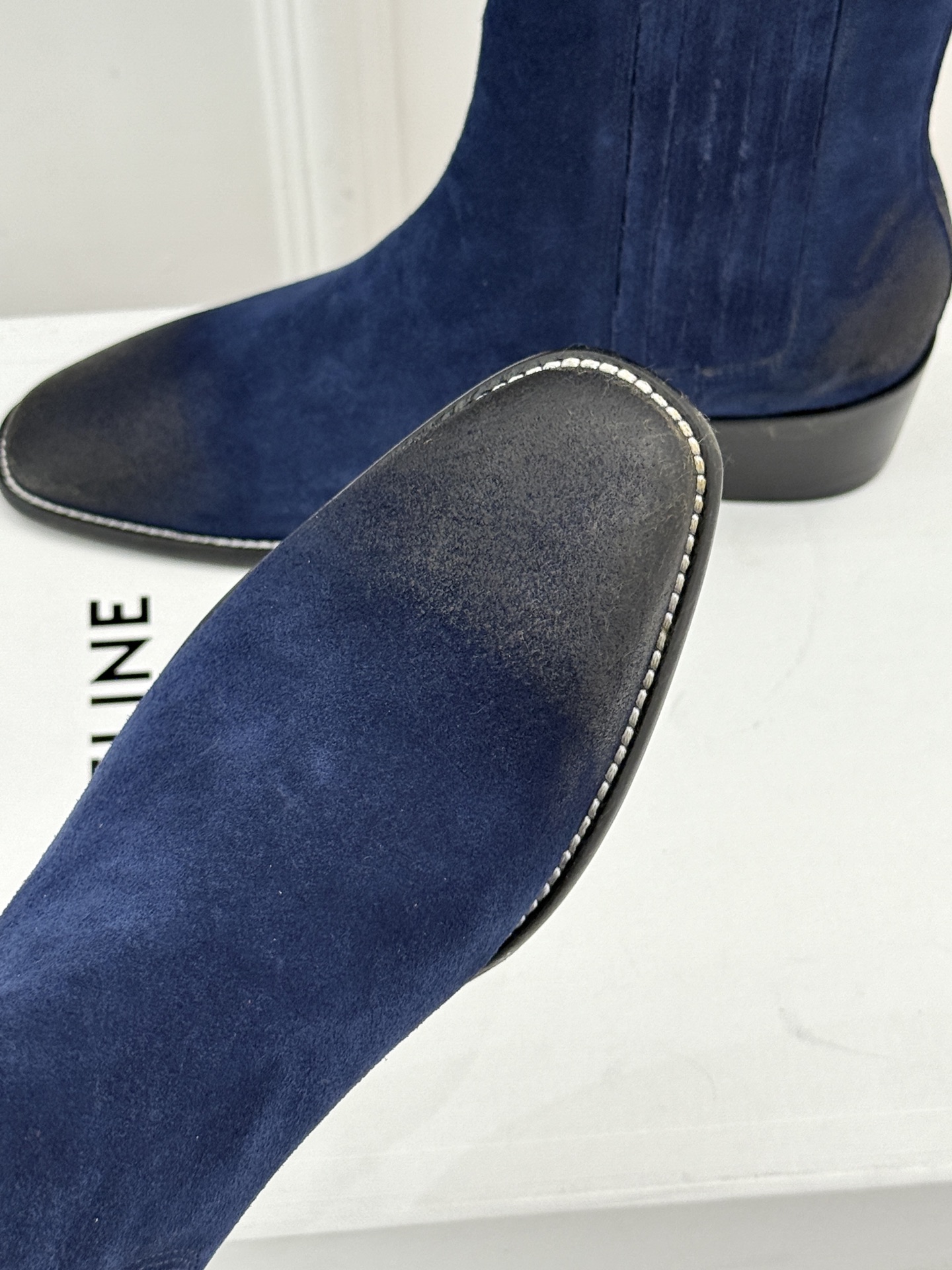 Celine /塞琳26WF新品复古 做旧粗跟切尔西短靴 复古做旧牛皮肌理出众 粗跟稳当走路毫不费力 弹力靴筒贴合脚踝线