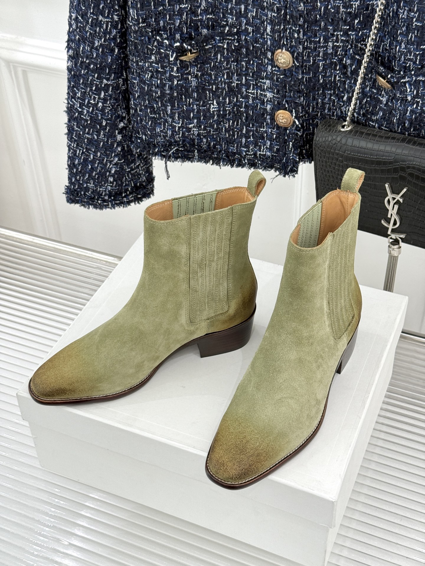 Celine /塞琳26WF新品复古 做旧粗跟切尔西短靴 复古做旧牛皮肌理出众 粗跟稳当走路毫不费力 弹力靴筒贴合脚踝线
