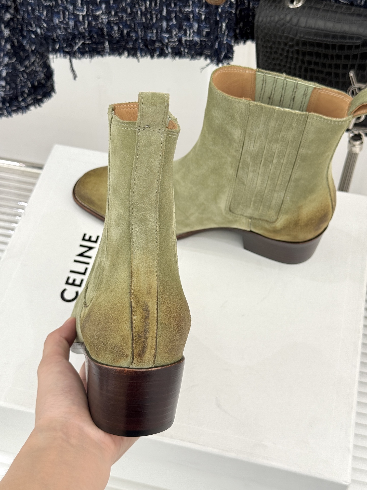 Celine /塞琳26WF新品复古 做旧粗跟切尔西短靴 复古做旧牛皮肌理出众 粗跟稳当走路毫不费力 弹力靴筒贴合脚踝线