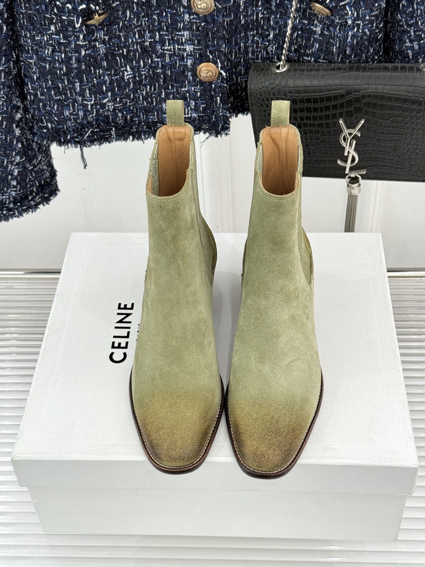 Celine /塞琳26WF新品复古 做旧粗跟切尔西短靴 复古做旧牛皮肌理出众 粗跟稳当走路毫不费力 弹力靴筒贴合脚踝线