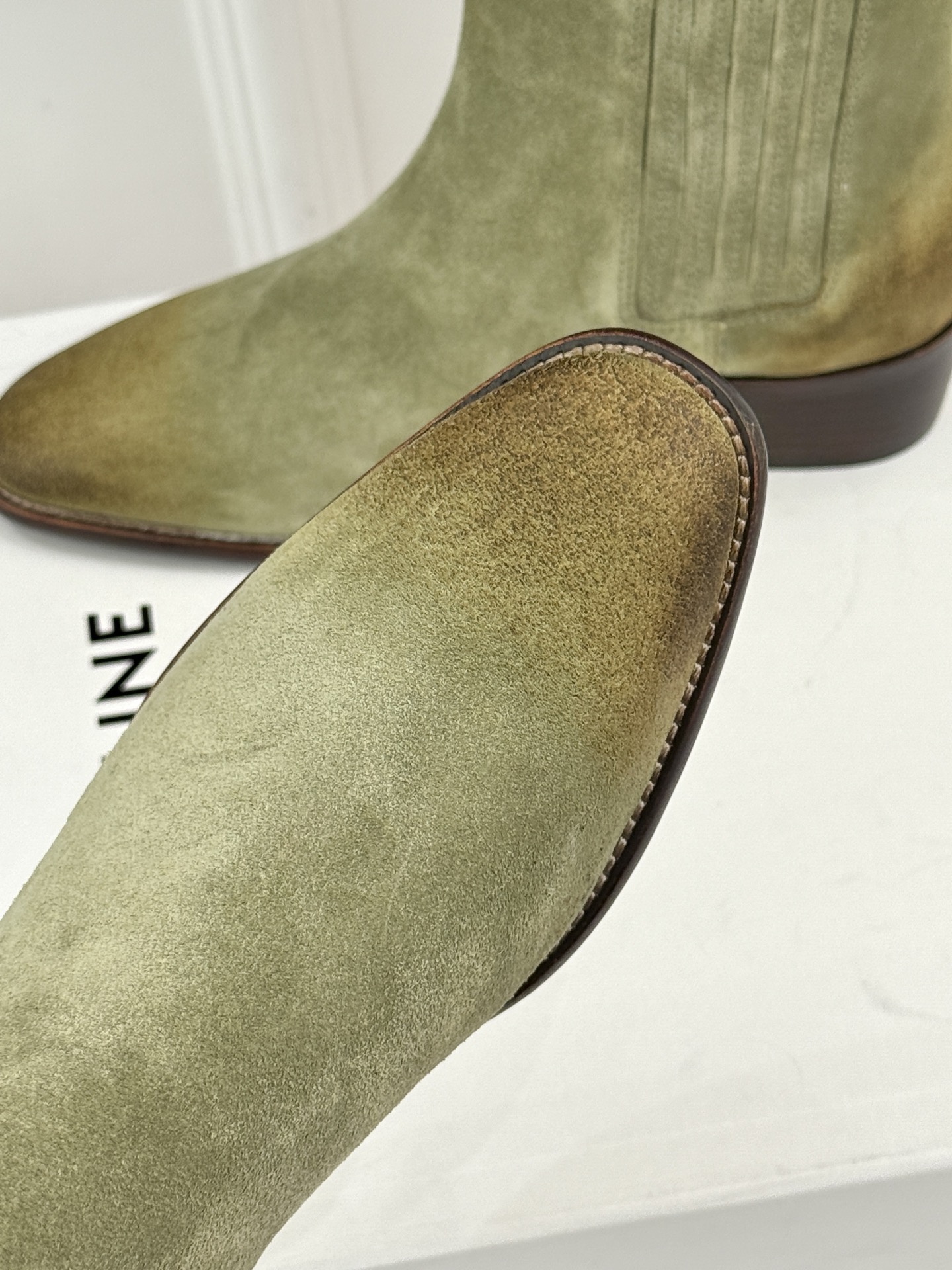 Celine /塞琳26WF新品复古 做旧粗跟切尔西短靴 复古做旧牛皮肌理出众 粗跟稳当走路毫不费力 弹力靴筒贴合脚踝线