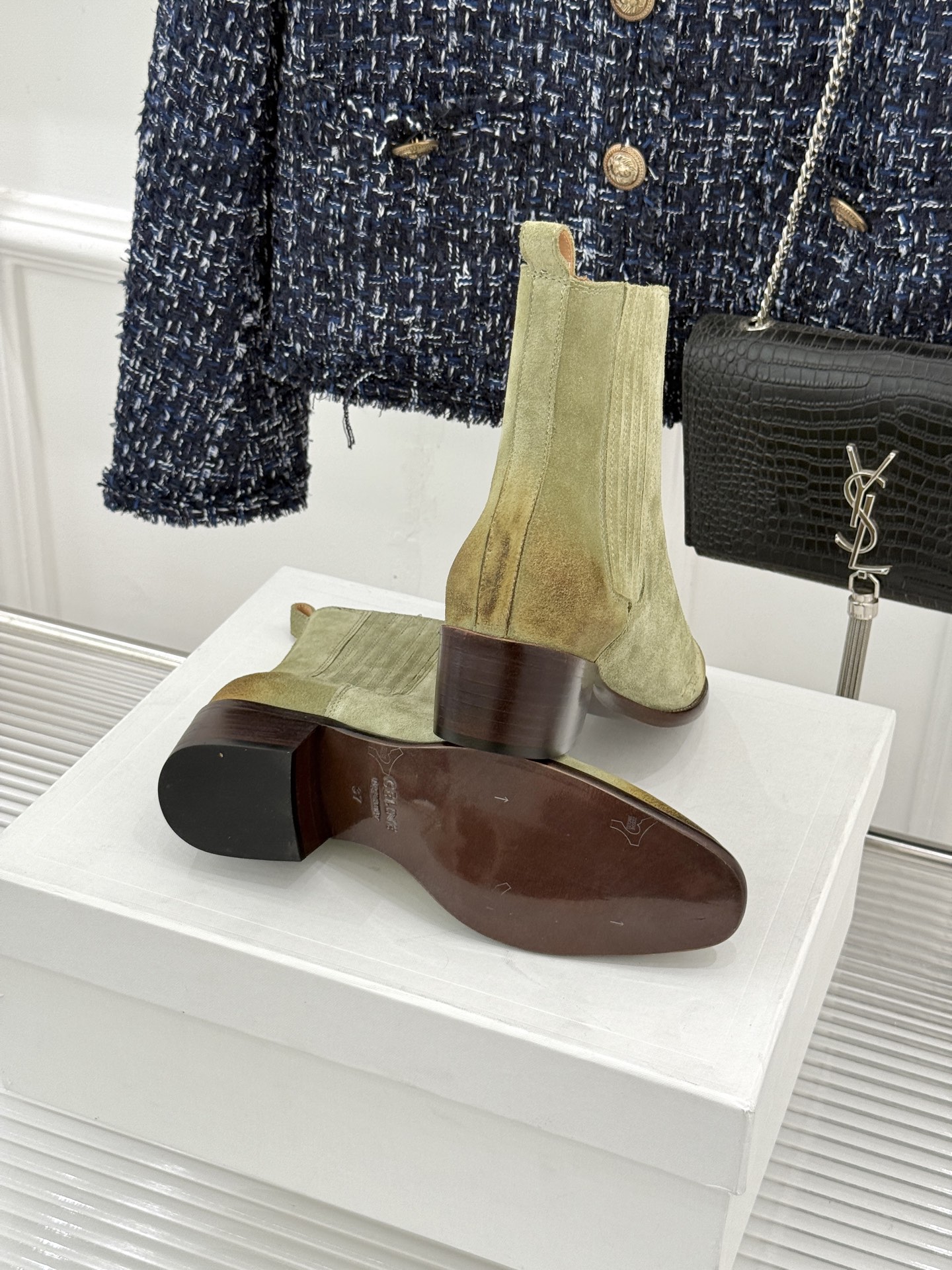 Celine /塞琳26WF新品复古 做旧粗跟切尔西短靴 复古做旧牛皮肌理出众 粗跟稳当走路毫不费力 弹力靴筒贴合脚踝线