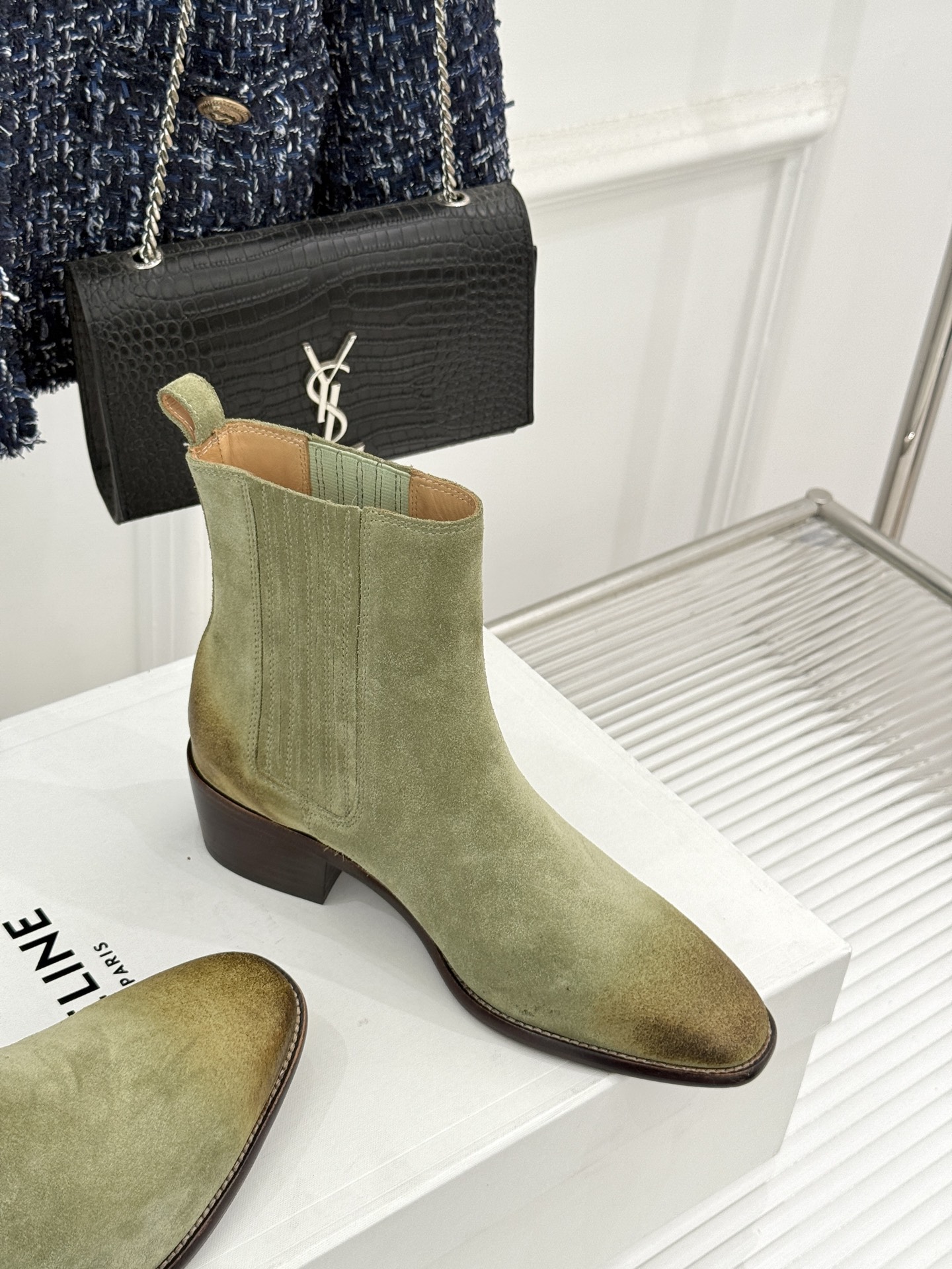 Celine /塞琳26WF新品复古 做旧粗跟切尔西短靴 复古做旧牛皮肌理出众 粗跟稳当走路毫不费力 弹力靴筒贴合脚踝线