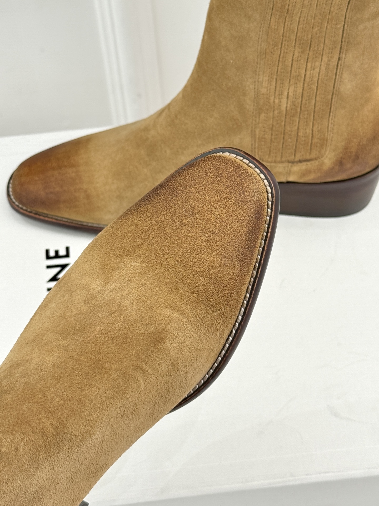 Celine /塞琳26WF新品复古 做旧粗跟切尔西短靴 复古做旧牛皮肌理出众 粗跟稳当走路毫不费力 弹力靴筒贴合脚踝线