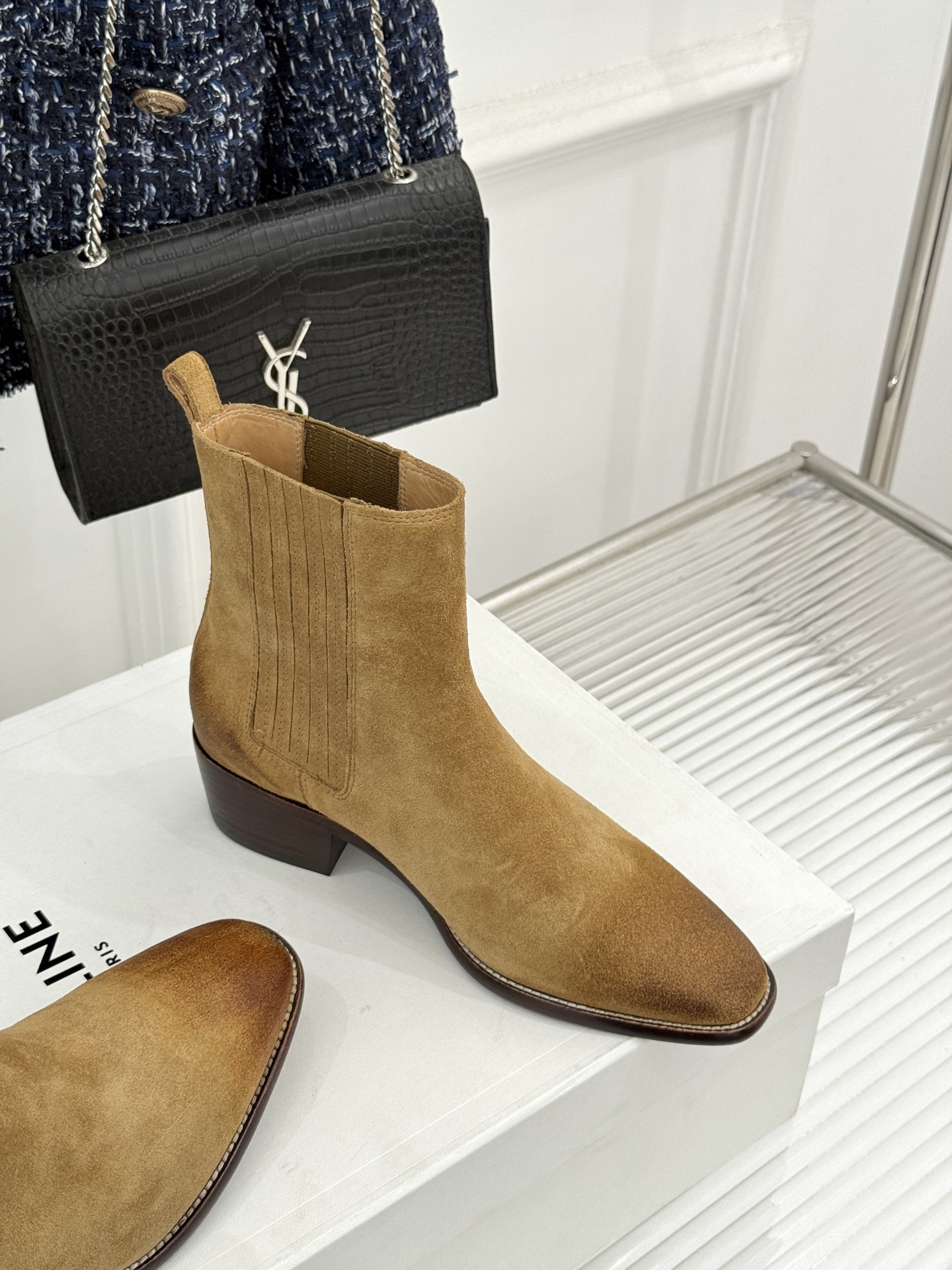 Celine /塞琳26WF新品复古 做旧粗跟切尔西短靴 复古做旧牛皮肌理出众 粗跟稳当走路毫不费力 弹力靴筒贴合脚踝线