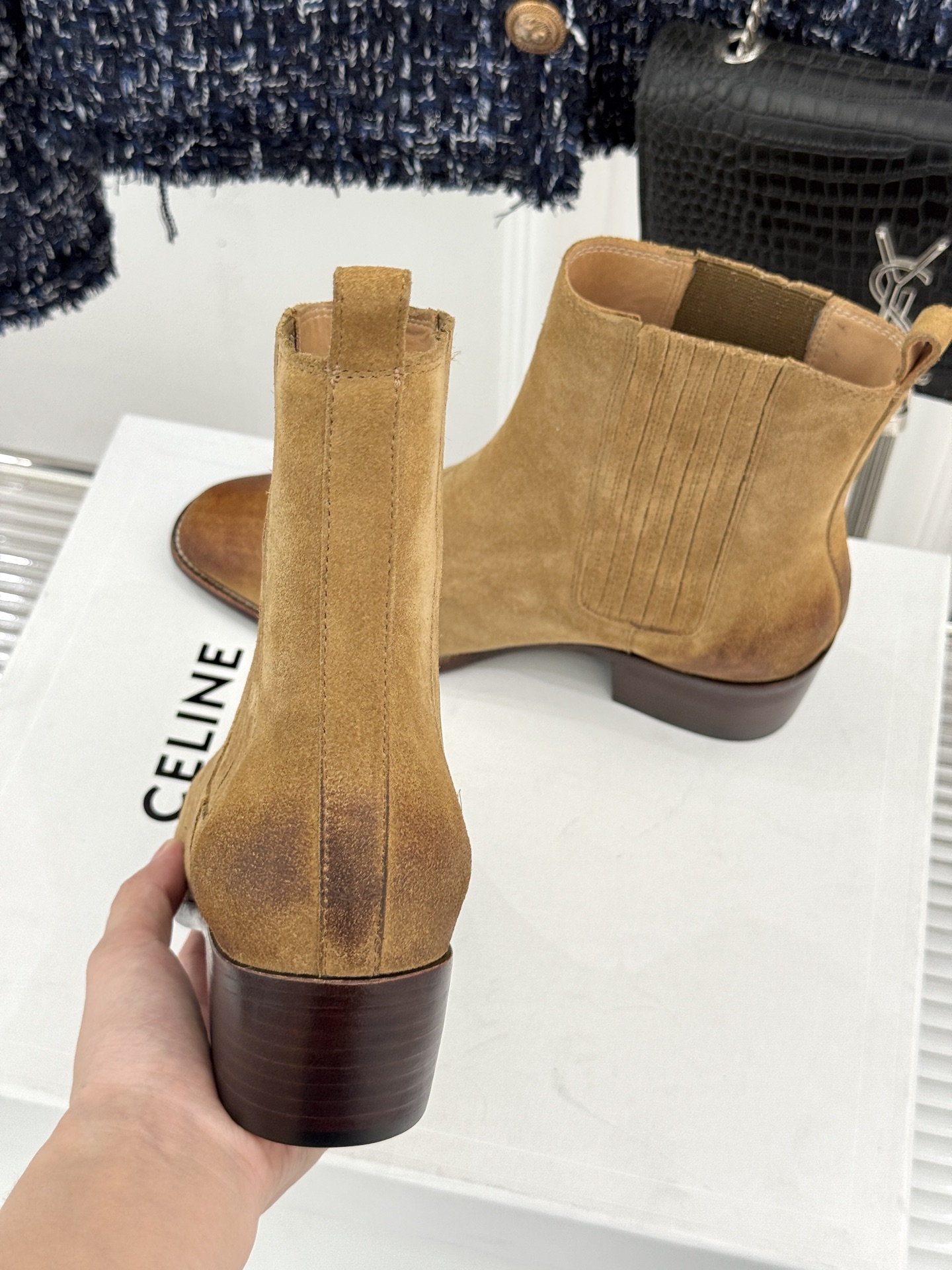 Celine /塞琳26WF新品复古 做旧粗跟切尔西短靴 复古做旧牛皮肌理出众 粗跟稳当走路毫不费力 弹力靴筒贴合脚踝线