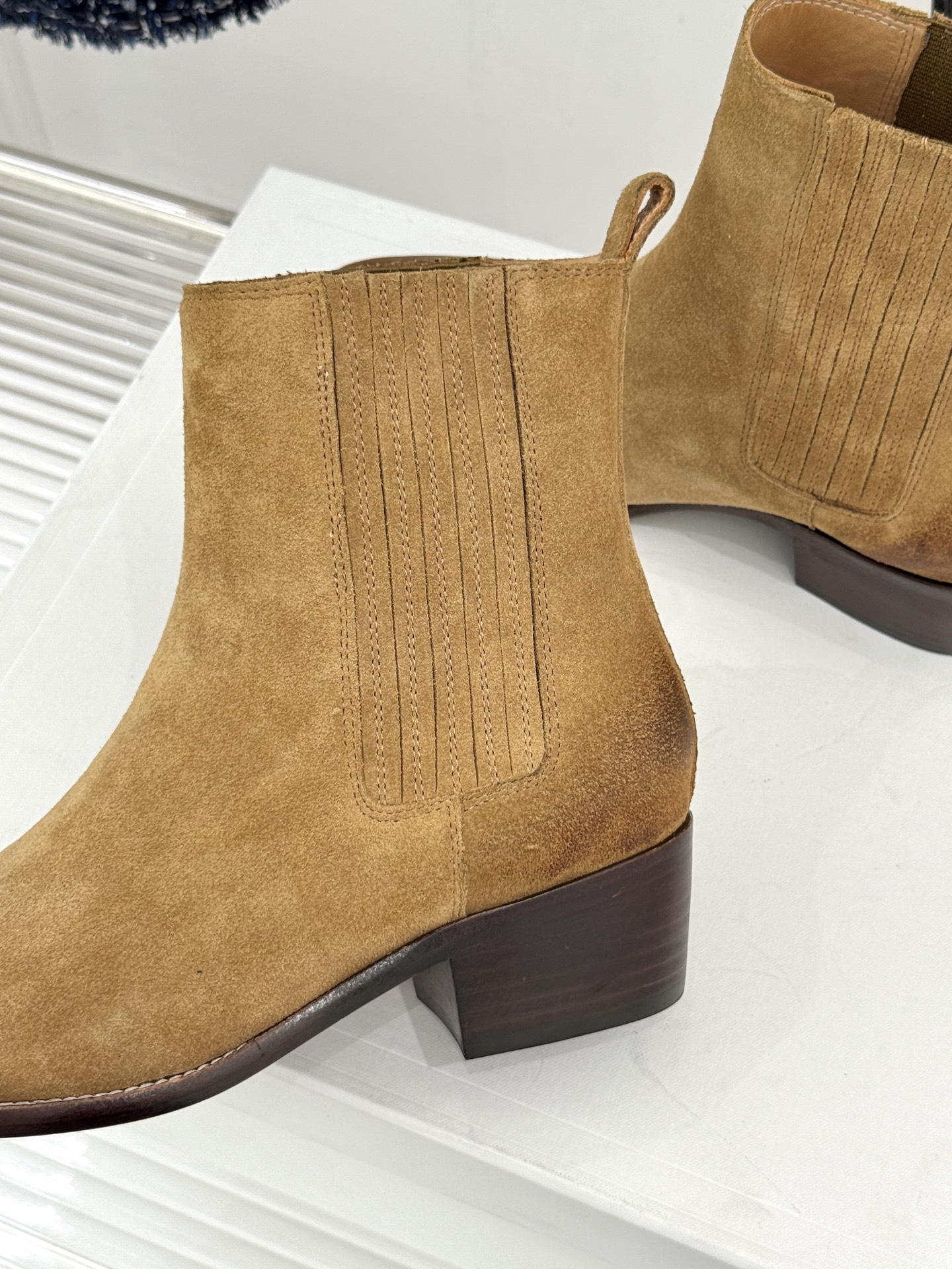 Celine /塞琳26WF新品复古 做旧粗跟切尔西短靴 复古做旧牛皮肌理出众 粗跟稳当走路毫不费力 弹力靴筒贴合脚踝线