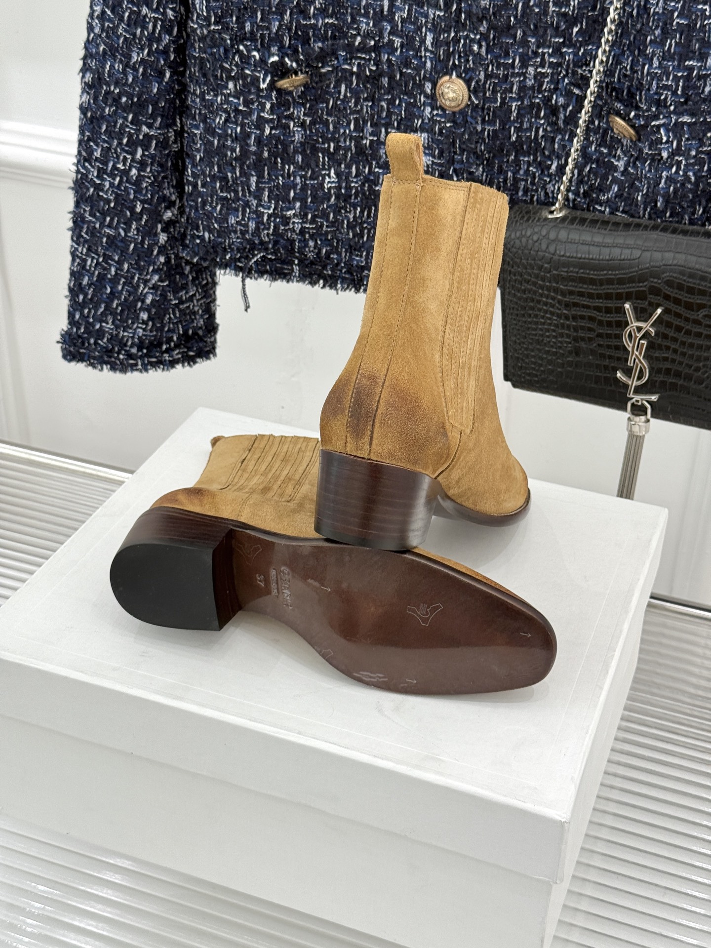 Celine /塞琳26WF新品复古 做旧粗跟切尔西短靴 复古做旧牛皮肌理出众 粗跟稳当走路毫不费力 弹力靴筒贴合脚踝线