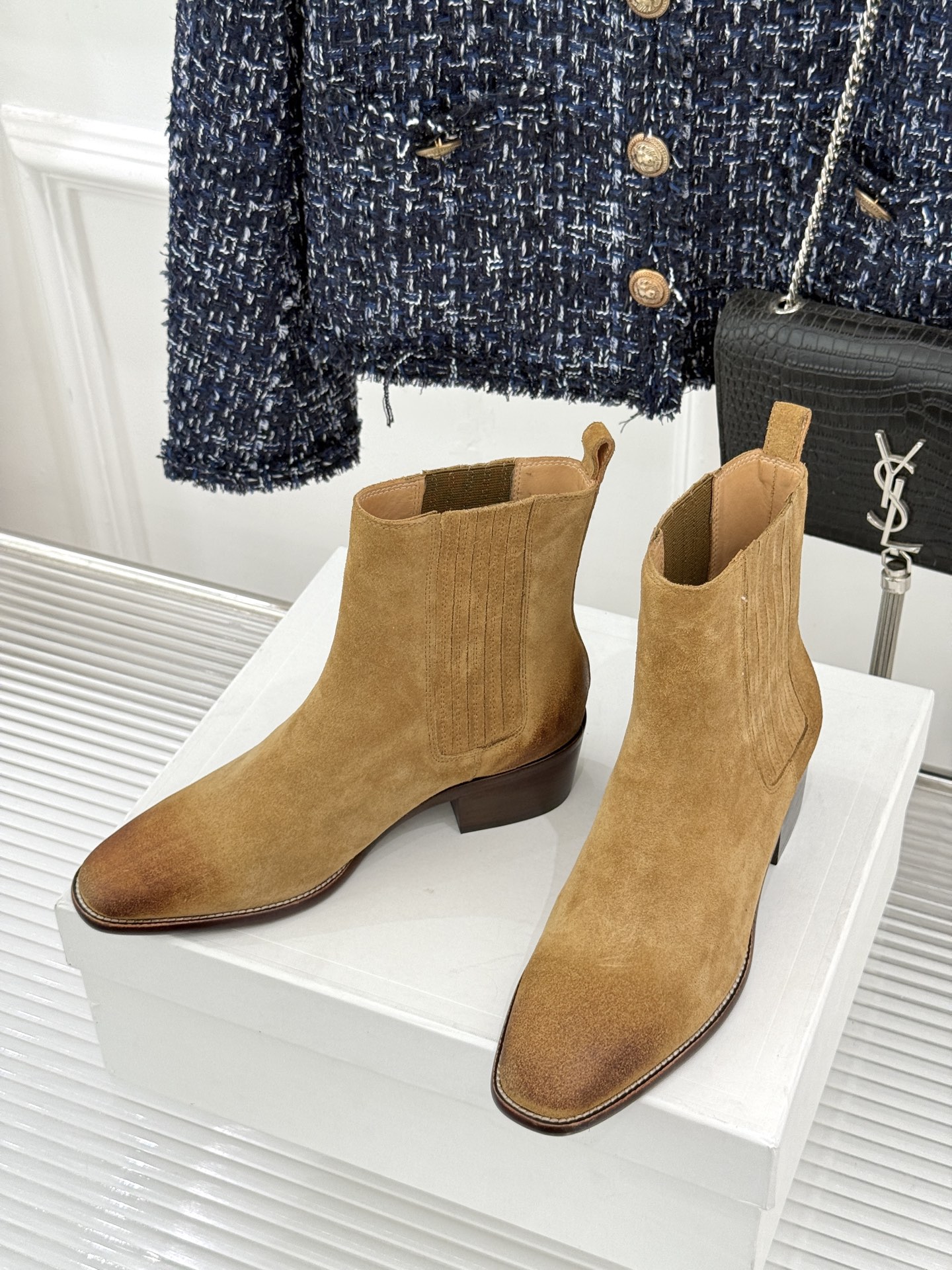 Celine /塞琳26WF新品复古 做旧粗跟切尔西短靴 复古做旧牛皮肌理出众 粗跟稳当走路毫不费力 弹力靴筒贴合脚踝线
