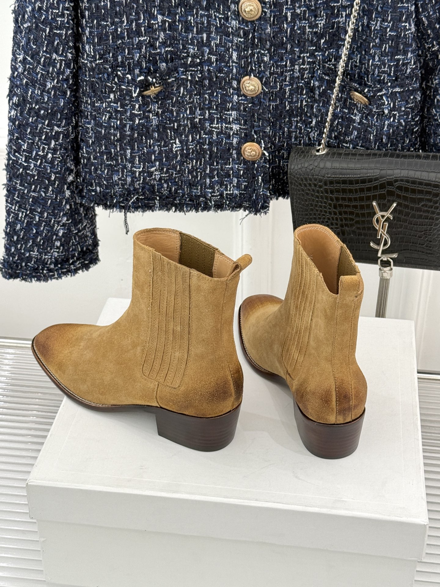 Celine /塞琳26WF新品复古 做旧粗跟切尔西短靴 复古做旧牛皮肌理出众 粗跟稳当走路毫不费力 弹力靴筒贴合脚踝线