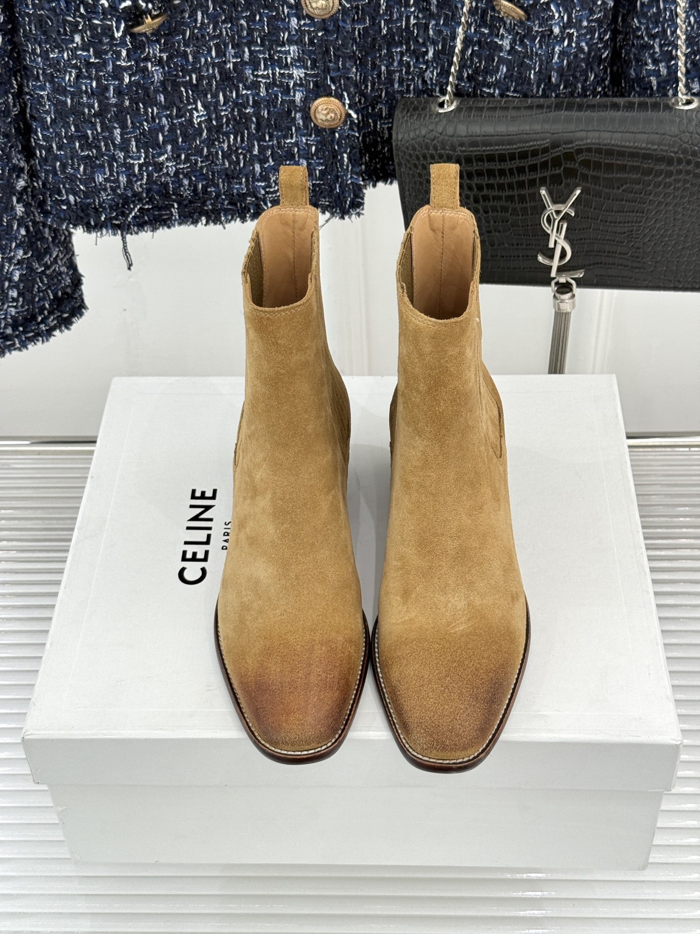 Celine /塞琳26WF新品复古 做旧粗跟切尔西短靴 复古做旧牛皮肌理出众 粗跟稳当走路毫不费力 弹力靴筒贴合脚踝线