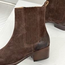 Celine /塞琳26WF新品复古 做旧粗跟切尔西短靴 复古做旧牛皮肌理出众 粗跟稳当走路毫不费力 弹力靴筒贴合脚踝线 Celine /塞琳26WF新品复古 做旧粗跟切尔西短靴 复古做旧牛皮肌理出众 粗跟稳当走路毫不费力 弹力靴筒贴合脚踝线