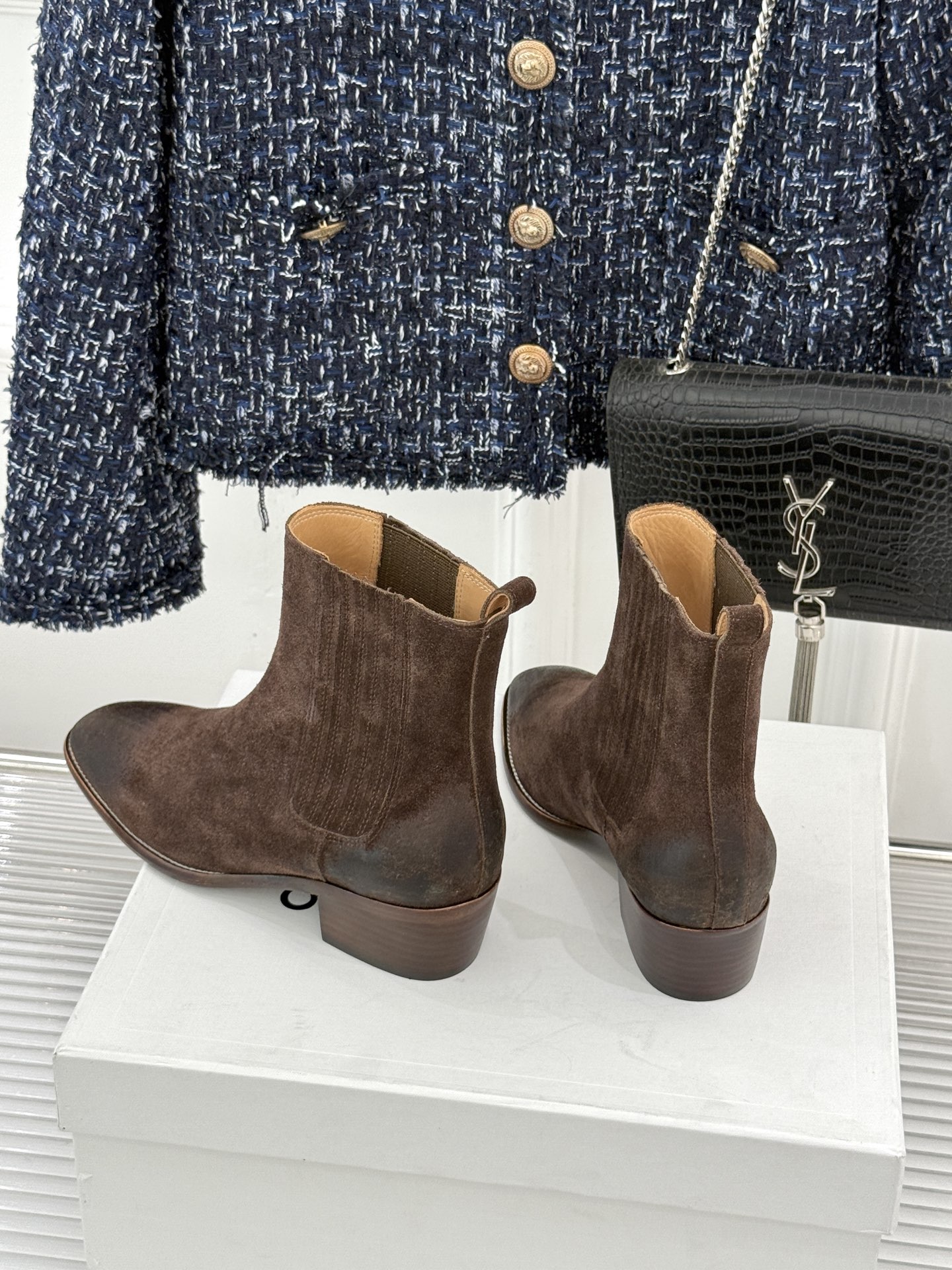 Celine /塞琳26WF新品复古 做旧粗跟切尔西短靴 复古做旧牛皮肌理出众 粗跟稳当走路毫不费力 弹力靴筒贴合脚踝线 Celine /塞琳26WF新品复古 做旧粗跟切尔西短靴 复古做旧牛皮肌理出众 粗跟稳当走路毫不费力 弹力靴筒贴合脚踝线