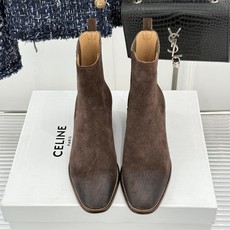 Celine /塞琳26WF新品复古 做旧粗跟切尔西短靴 复古做旧牛皮肌理出众 粗跟稳当走路毫不费力 弹力靴筒贴合脚踝线 Celine /塞琳26WF新品复古 做旧粗跟切尔西短靴 复古做旧牛皮肌理出众 粗跟稳当走路毫不费力 弹力靴筒贴合脚踝线