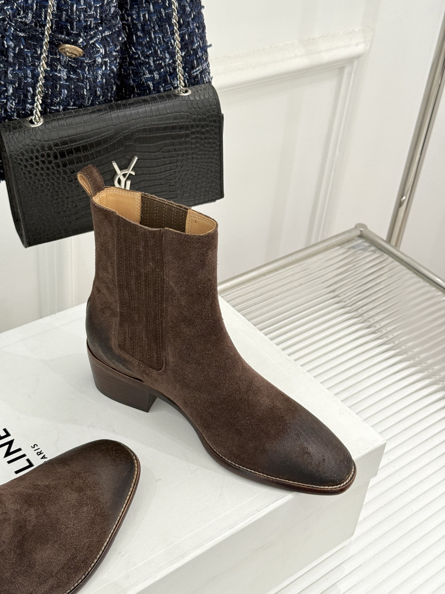 Celine /塞琳26WF新品复古 做旧粗跟切尔西短靴 复古做旧牛皮肌理出众 粗跟稳当走路毫不费力 弹力靴筒贴合脚踝线 Celine /塞琳26WF新品复古 做旧粗跟切尔西短靴 复古做旧牛皮肌理出众 粗跟稳当走路毫不费力 弹力靴筒贴合脚踝线