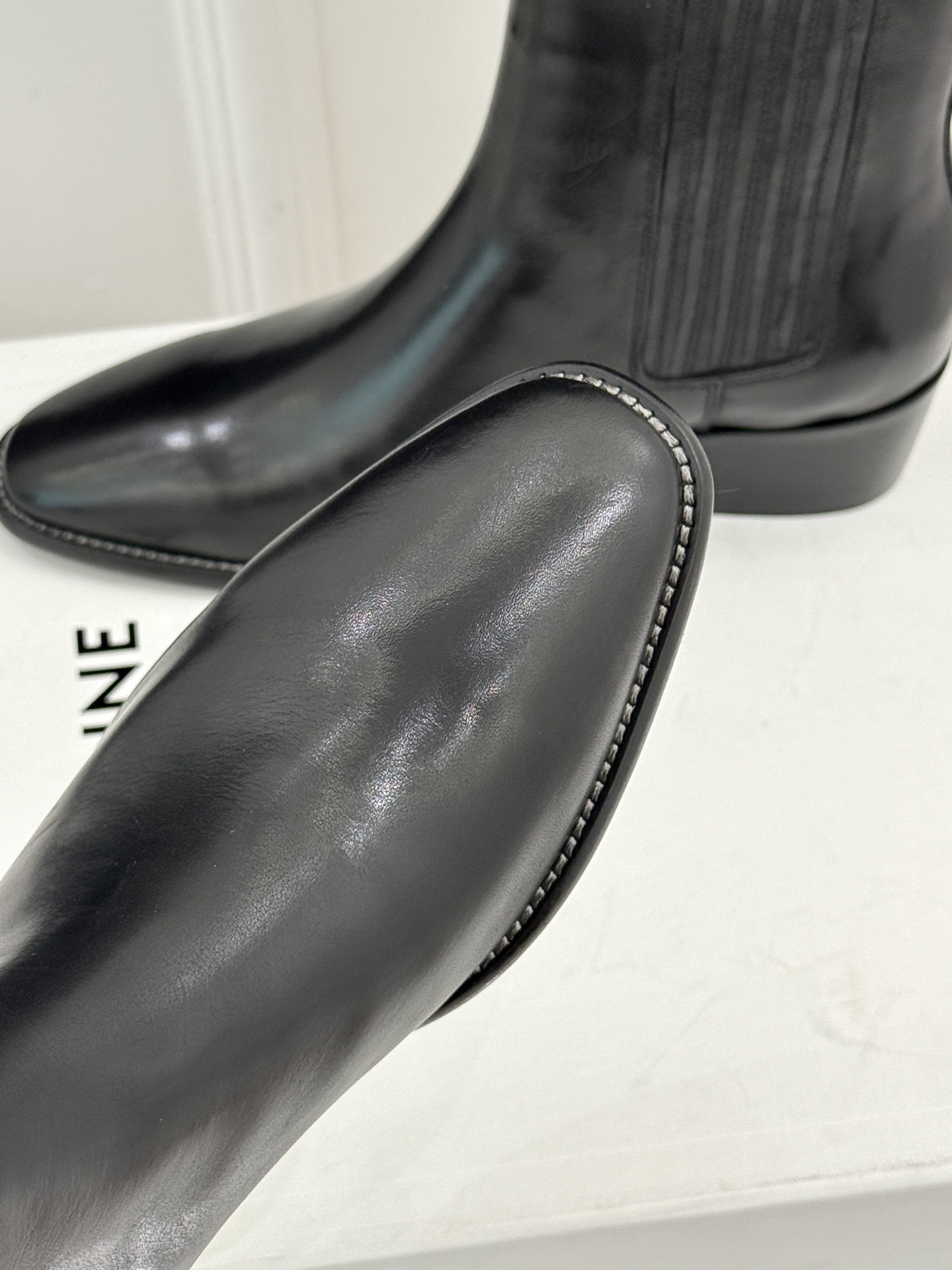 Celine /塞琳26WF新品复古 做旧粗跟切尔西短靴 复古做旧牛皮肌理出众 粗跟稳当走路毫不费力 弹力靴筒贴合脚踝线