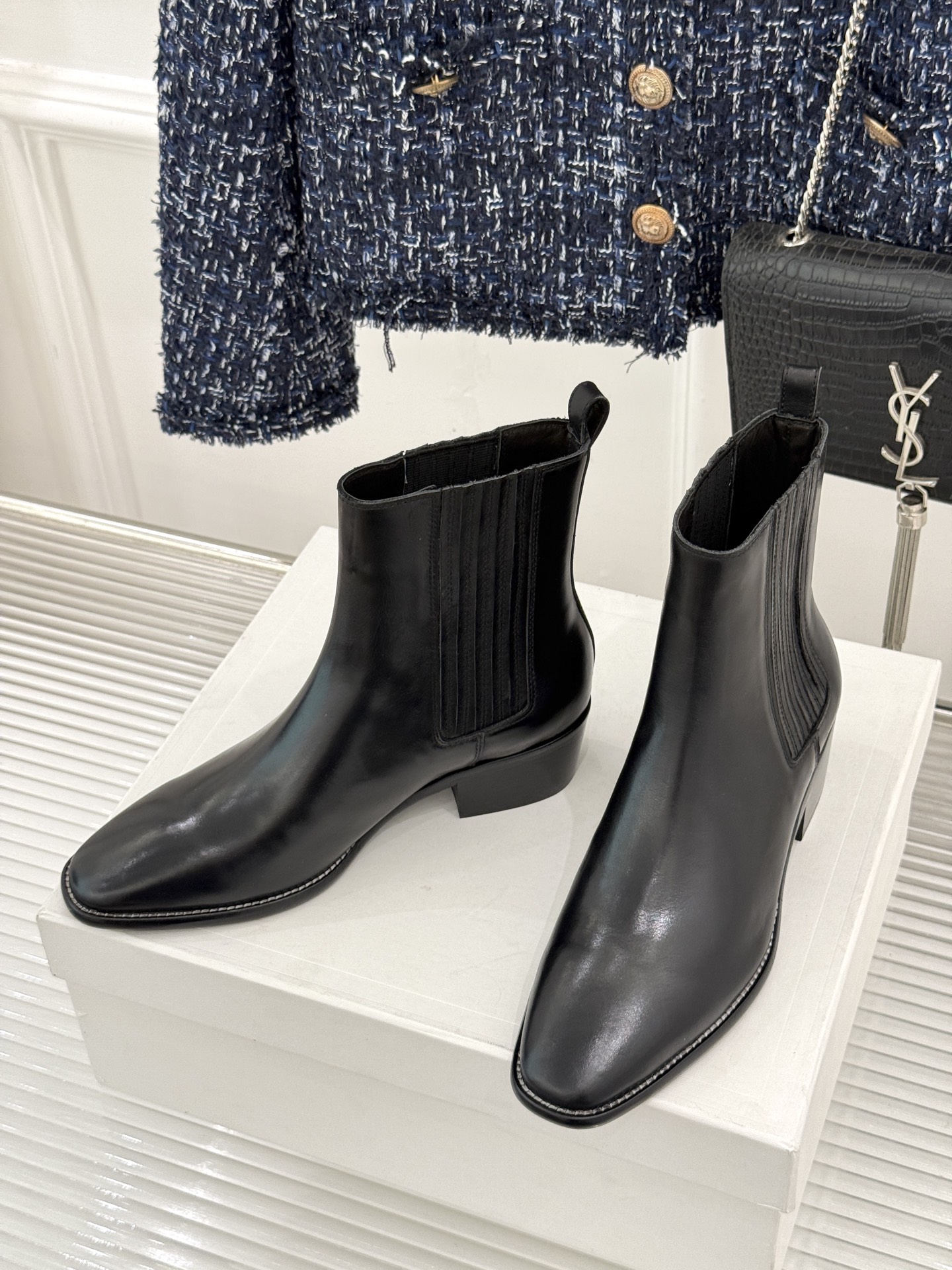 Celine /塞琳26WF新品复古 做旧粗跟切尔西短靴 复古做旧牛皮肌理出众 粗跟稳当走路毫不费力 弹力靴筒贴合脚踝线