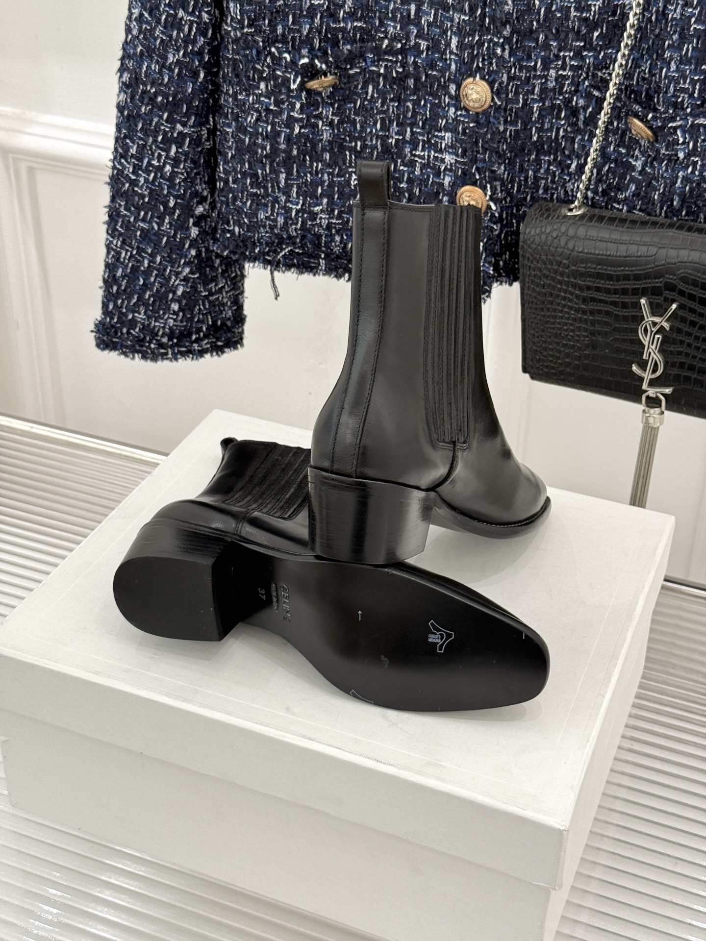 Celine /塞琳26WF新品复古 做旧粗跟切尔西短靴 复古做旧牛皮肌理出众 粗跟稳当走路毫不费力 弹力靴筒贴合脚踝线