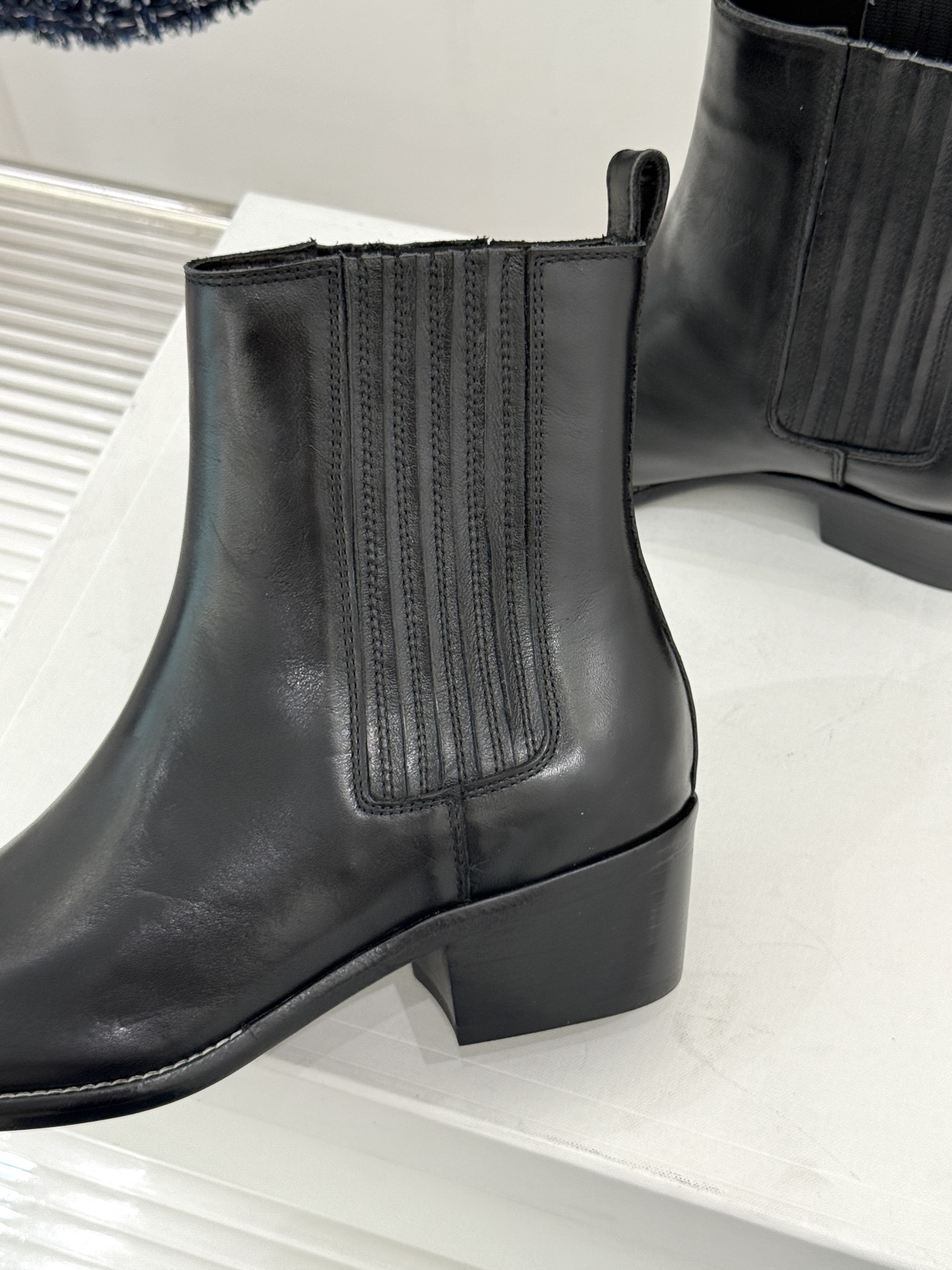 Celine /塞琳26WF新品复古 做旧粗跟切尔西短靴 复古做旧牛皮肌理出众 粗跟稳当走路毫不费力 弹力靴筒贴合脚踝线