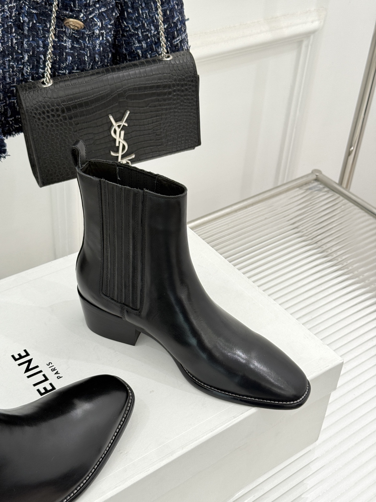 Celine /塞琳26WF新品复古 做旧粗跟切尔西短靴 复古做旧牛皮肌理出众 粗跟稳当走路毫不费力 弹力靴筒贴合脚踝线