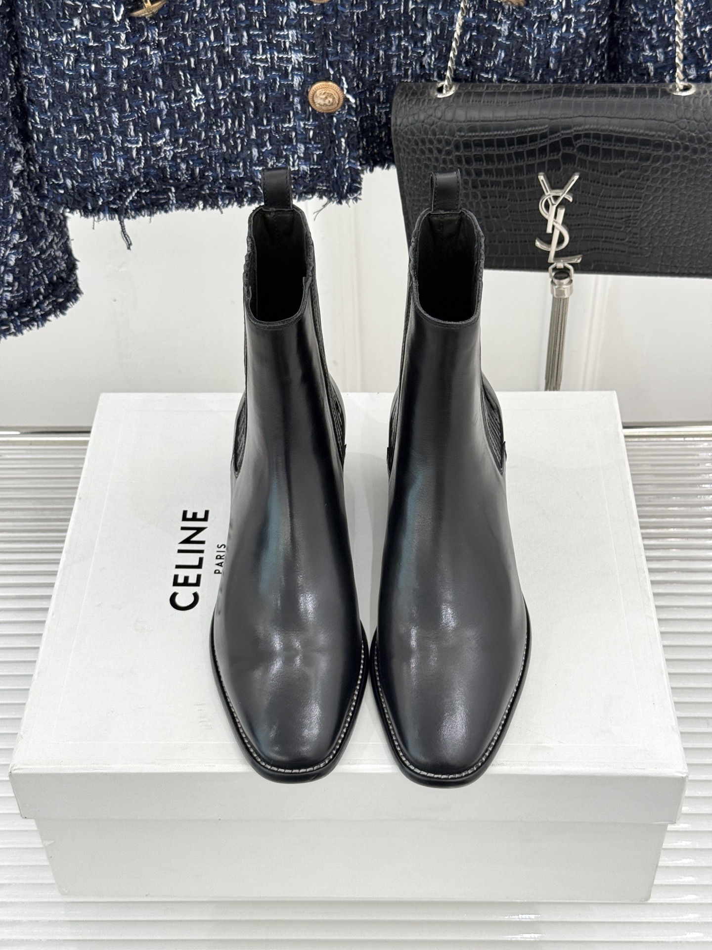 Celine /塞琳26WF新品复古 做旧粗跟切尔西短靴 复古做旧牛皮肌理出众 粗跟稳当走路毫不费力 弹力靴筒贴合脚踝线