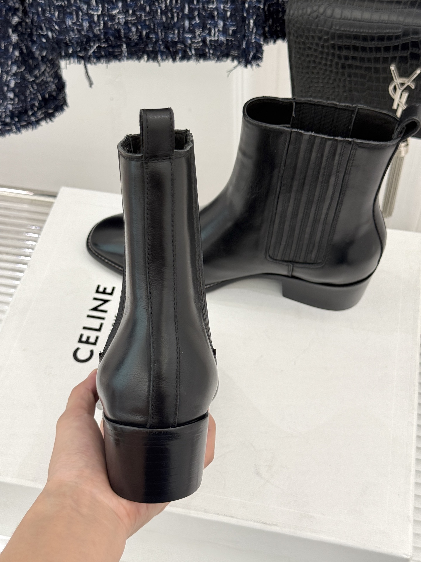 Celine /塞琳26WF新品复古 做旧粗跟切尔西短靴 复古做旧牛皮肌理出众 粗跟稳当走路毫不费力 弹力靴筒贴合脚踝线