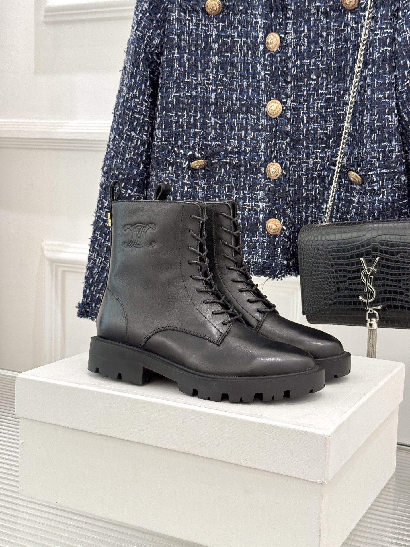 Celine /塞琳26WF新品凯旋门 复古厚底马丁靴短靴 当英伦硬朗邂逅巴黎优雅 这双马丁靴以复古之形 写就当代格调。