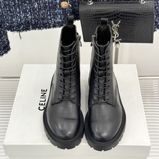 Celine /塞琳26WF新品凯旋门 复古厚底马丁靴短靴 当英伦硬朗邂逅巴黎优雅 这双马丁靴以复古之形 写就当代格调。 Celine /塞琳26WF新品凯旋门 复古厚底马丁靴短靴 当英伦硬朗邂逅巴黎优雅 这双马丁靴以复古之形 写就当代格调。