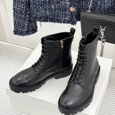 Celine /塞琳26WF新品凯旋门 复古厚底马丁靴短靴 当英伦硬朗邂逅巴黎优雅 这双马丁靴以复古之形 写就当代格调。 Celine /塞琳26WF新品凯旋门 复古厚底马丁靴短靴 当英伦硬朗邂逅巴黎优雅 这双马丁靴以复古之形 写就当代格调。