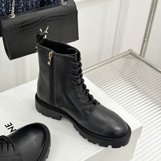 Celine /塞琳26WF新品凯旋门 复古厚底马丁靴短靴 当英伦硬朗邂逅巴黎优雅 这双马丁靴以复古之形 写就当代格调。 Celine /塞琳26WF新品凯旋门 复古厚底马丁靴短靴 当英伦硬朗邂逅巴黎优雅 这双马丁靴以复古之形 写就当代格调。