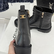 Celine /塞琳26WF新品凯旋门 复古厚底马丁靴短靴 当英伦硬朗邂逅巴黎优雅 这双马丁靴以复古之形 写就当代格调。 Celine /塞琳26WF新品凯旋门 复古厚底马丁靴短靴 当英伦硬朗邂逅巴黎优雅 这双马丁靴以复古之形 写就当代格调。