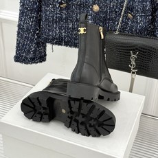 Celine /塞琳26WF新品凯旋门 复古厚底马丁靴短靴 当英伦硬朗邂逅巴黎优雅 这双马丁靴以复古之形 写就当代格调。 Celine /塞琳26WF新品凯旋门 复古厚底马丁靴短靴 当英伦硬朗邂逅巴黎优雅 这双马丁靴以复古之形 写就当代格调。