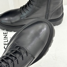 Celine /塞琳26WF新品凯旋门 复古厚底马丁靴短靴 当英伦硬朗邂逅巴黎优雅 这双马丁靴以复古之形 写就当代格调。 Celine /塞琳26WF新品凯旋门 复古厚底马丁靴短靴 当英伦硬朗邂逅巴黎优雅 这双马丁靴以复古之形 写就当代格调。
