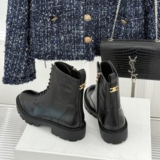 Celine /塞琳26WF新品凯旋门 复古厚底马丁靴短靴 当英伦硬朗邂逅巴黎优雅 这双马丁靴以复古之形 写就当代格调。 Celine /塞琳26WF新品凯旋门 复古厚底马丁靴短靴 当英伦硬朗邂逅巴黎优雅 这双马丁靴以复古之形 写就当代格调。