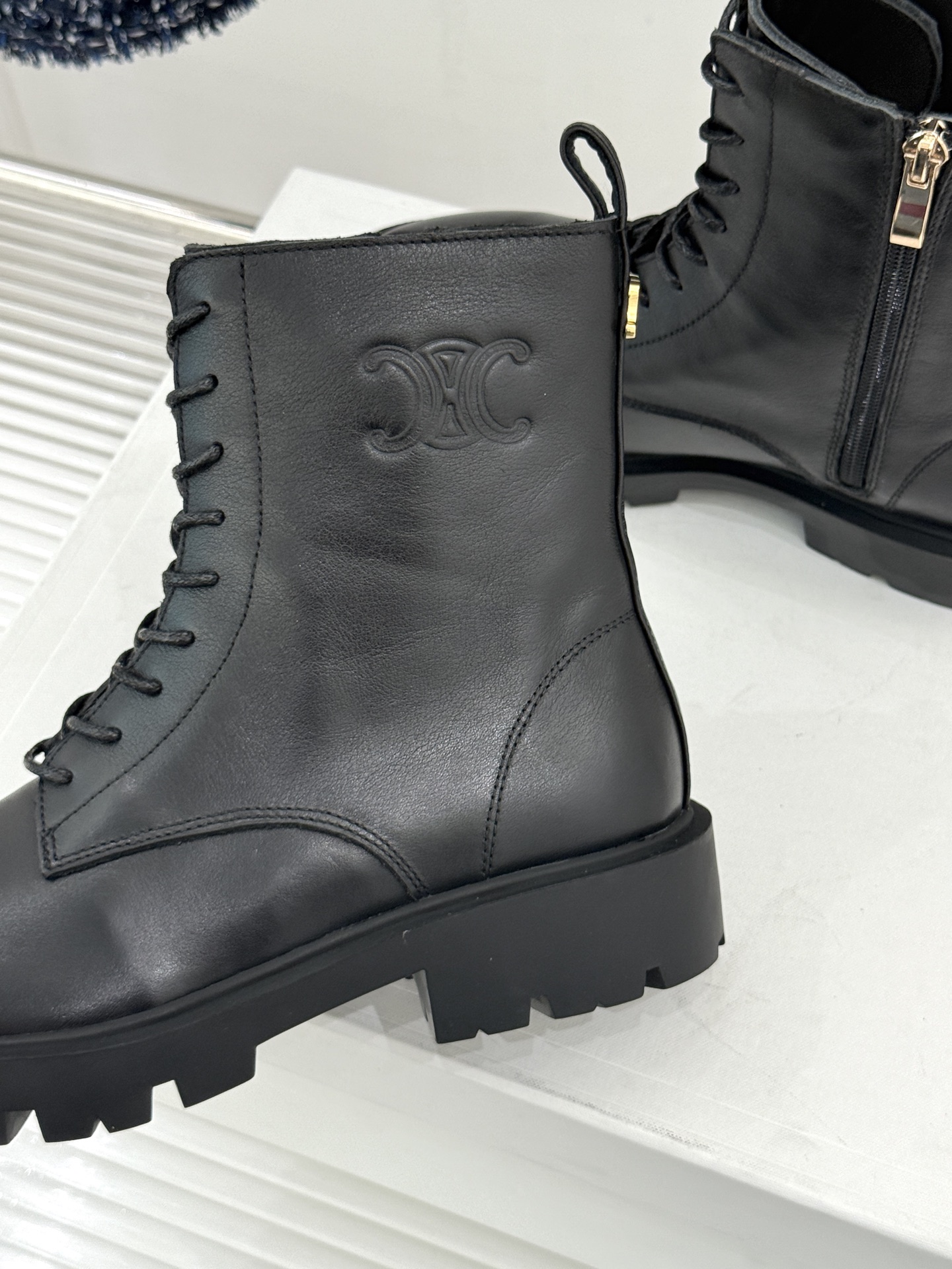 Celine /塞琳26WF新品凯旋门 复古厚底马丁靴短靴 当英伦硬朗邂逅巴黎优雅 这双马丁靴以复古之形 写就当代格调。 Celine /塞琳26WF新品凯旋门 复古厚底马丁靴短靴 当英伦硬朗邂逅巴黎优雅 这双马丁靴以复古之形 写就当代格调。