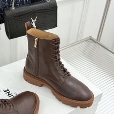 Celine /塞琳26WF新品凯旋门 复古厚底马丁靴短靴 当英伦硬朗邂逅巴黎优雅 这双马丁靴以复古之形 写就当代格调。 Celine /塞琳26WF新品凯旋门 复古厚底马丁靴短靴 当英伦硬朗邂逅巴黎优雅 这双马丁靴以复古之形 写就当代格调。