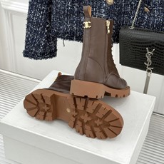 Celine /塞琳26WF新品凯旋门 复古厚底马丁靴短靴 当英伦硬朗邂逅巴黎优雅 这双马丁靴以复古之形 写就当代格调。 Celine /塞琳26WF新品凯旋门 复古厚底马丁靴短靴 当英伦硬朗邂逅巴黎优雅 这双马丁靴以复古之形 写就当代格调。