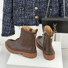 Celine /塞琳26WF新品凯旋门 复古厚底马丁靴短靴 当英伦硬朗邂逅巴黎优雅 这双马丁靴以复古之形 写就当代格调。 Celine /塞琳26WF新品凯旋门 复古厚底马丁靴短靴 当英伦硬朗邂逅巴黎优雅 这双马丁靴以复古之形 写就当代格调。