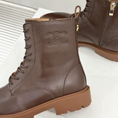 Celine /塞琳26WF新品凯旋门 复古厚底马丁靴短靴 当英伦硬朗邂逅巴黎优雅 这双马丁靴以复古之形 写就当代格调。 Celine /塞琳26WF新品凯旋门 复古厚底马丁靴短靴 当英伦硬朗邂逅巴黎优雅 这双马丁靴以复古之形 写就当代格调。