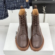 Celine /塞琳26WF新品凯旋门 复古厚底马丁靴短靴 当英伦硬朗邂逅巴黎优雅 这双马丁靴以复古之形 写就当代格调。 Celine /塞琳26WF新品凯旋门 复古厚底马丁靴短靴 当英伦硬朗邂逅巴黎优雅 这双马丁靴以复古之形 写就当代格调。
